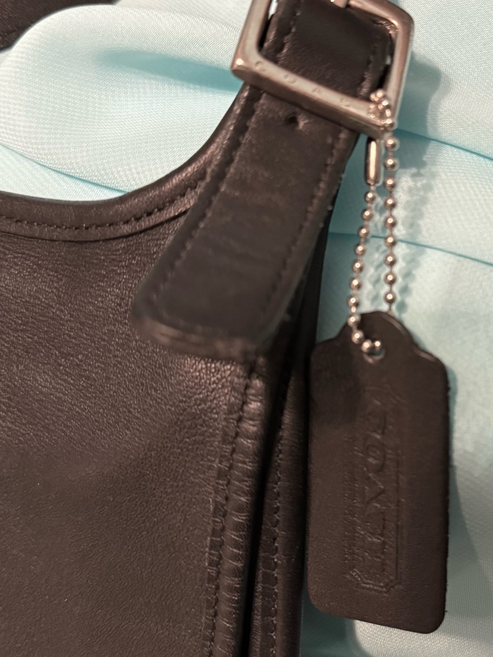 Classic Black Leather Crossbody Shoulder Bag - Sleek Everyday Carry 9135 - Picture 4 of 10